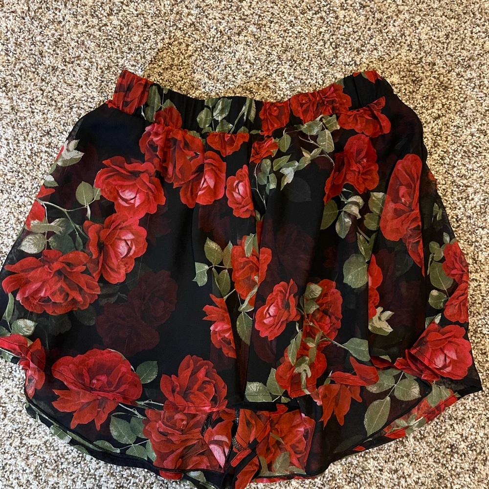 Show me your mumu - Floral Black and Red Women's Shorts